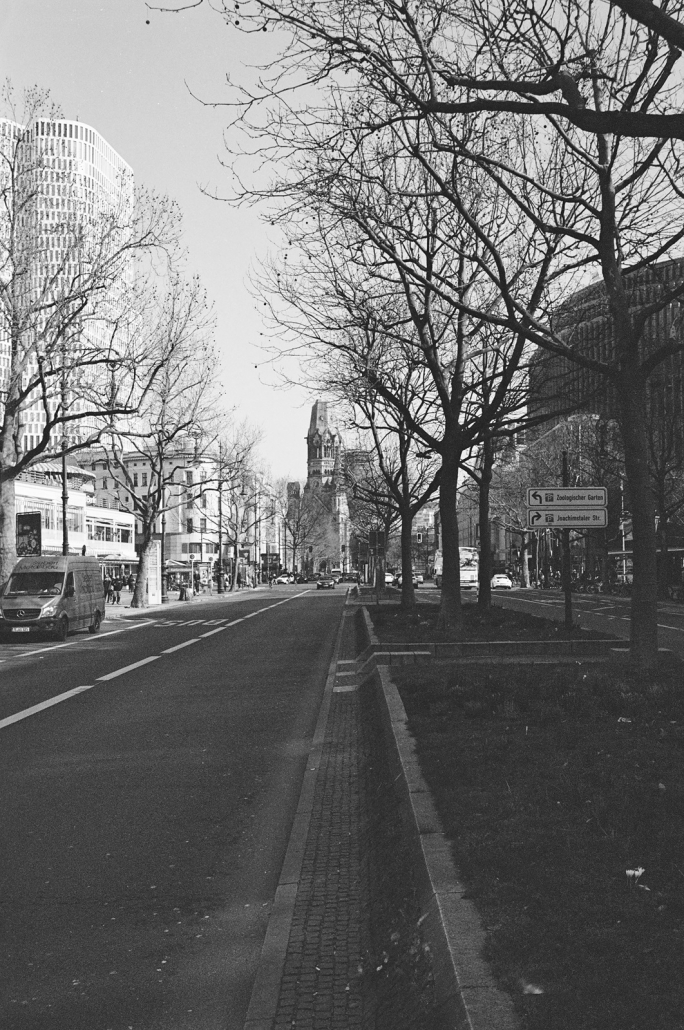Stimmungsvolle Straßenaufnahme, vielleicht etwas langweilig, aber dank Schwarz-Weiß-Film findet sich doch ein gewisser Charakter im Foto Pentax ME Super - Stimmungsvolle Straßenaufnahme, vielleicht etwas langweilig, aber dank Schwarz-Weiß-Film findet sich doch ein gewisser Charakter im Foto.