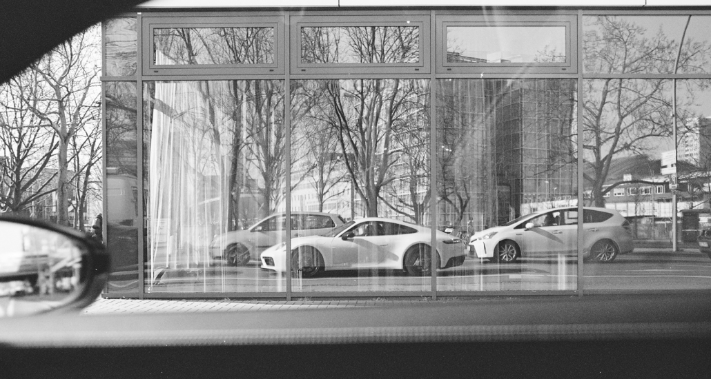 Pentax ME Super - Porsche 911 in der Spiegelung in der Stadt - Fast schon eine Street Photography :-) Pentax ME Super - Porsche 911 in der Spiegelung in der Stadt - Fast schon eine Street Photography :-)