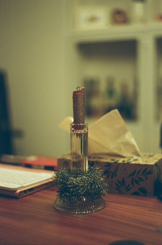 Farbfoto, aufgenommen mit der Pentax ME Super. Es erinnert an Fotos aus den Haushalten der 80er Jahre in Europa. Farbfoto, aufgenommen mit der Pentax ME Super. Es erinnert an Fotos aus den Haushalten der 80er Jahre in Europa.