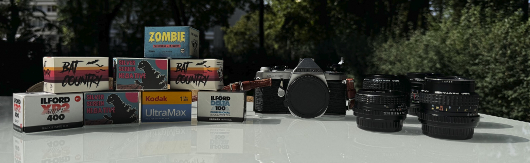 pentax_filme Pentax ME Super mit Objektiven und einer beispielhaften Auswahl an Objektiven.